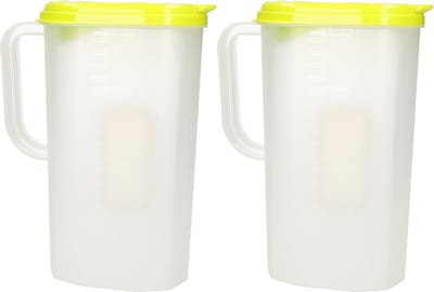 Plasticforte Waterkan met deksel - 2x stuks - 2 liter - lime groen/ transparant - kunststof - smalle schenkkan die in de koelkastdeur past
