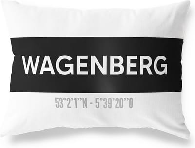 Tuinkussen WAGENBERG - NOORD-BRABANT met coördinaten - Buitenkussen - Bootkussen - Weerbestendig - Jouw Plaats - Studio216 - Modern - Zwart-Wit - 50x30cm
