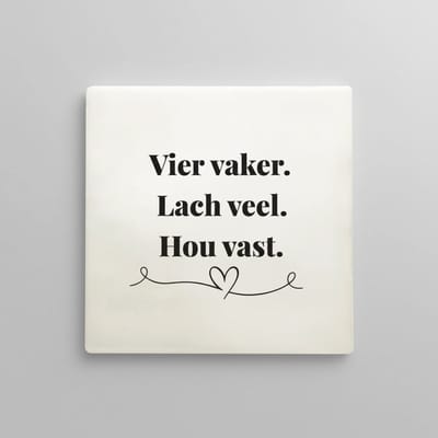 Keramieken Tegel 15×15 cm – “Vier vaker. Lach veel. Hou vast.” Inspirerende Motivatie Tegel met Hart Lijntekening