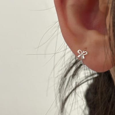Boucle d'oreille mini nœud exquise design de niche mignon boucles d'oreilles haut de gamme boucles d'oreilles polyvalentes luxe léger argenté