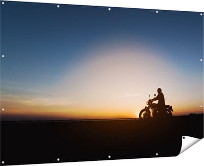 Gards Tuinposter Silhouet van een Motor bij Zonsondergang - 180x120 cm - Tuindoek - Tuindecoratie - Wanddecoratie buiten - Tuinschilderij