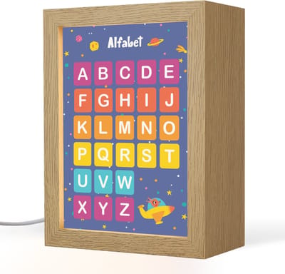 Nachtlampje 15x20 cm - Kinder lampje - Alfabet - Educatief - Letters leren voor kinderen - Ruimte - Tafellamp kinderkamer - Slaapkamer lamp - Bedlamp kinderen - Kinderlampje stopcontact - Wandlamp babykamer - Nachtlampjes