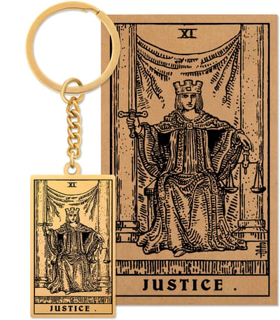 Tarot Sleutelanger XI: Gerechtigheid / Justice - Op Cadeau Kaartje - Goudkleurig Stainless Steel - Grote Arcana uit Rider-Waite Geïnspireerd - Pax Amare