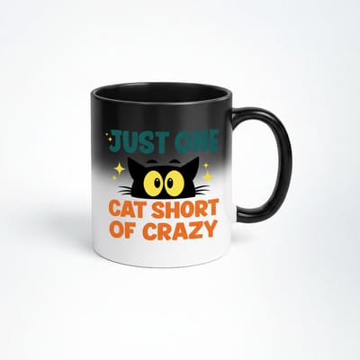 Magische Koffiemok: Just One Cat Short of Crazy - Zwarte Warmtegevoelige Mok