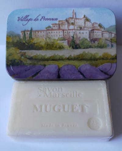 Metalen zeepblik met opdruk Village de Provence met Marseillezeep Lelietjes van Dalen 100 gram