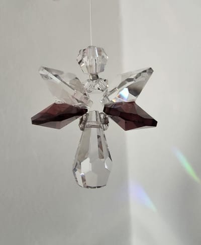 Geluksengel Bruin (Granaat) Raamhanger, gemaakt met o.a. Swarovski Kristallen (32% volloodkristal) Suncatcher, Beschermengel, Engel, Engeltje, Kristal, Kerstengel, Kerst, Kerstdecoratie, Raamdecoratie, Cadeau, Hanger, Decoratie, Raamkristal, Kerst-pa