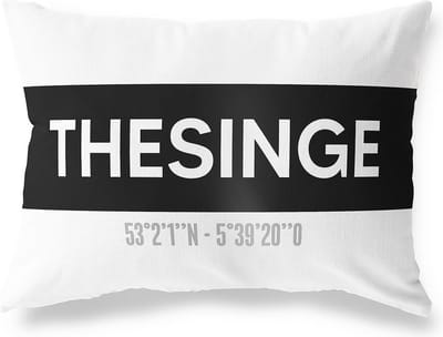 Tuinkussen THESINGE - GRONINGEN met coördinaten - Buitenkussen - Bootkussen - Weerbestendig - Jouw Plaats - Studio216 - Modern - Zwart-Wit - 50x30cm
