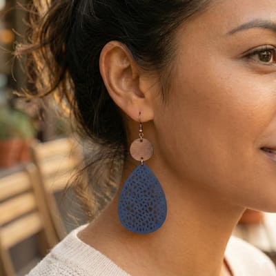 Blauwe houten oorhangers met opengewerkt druppel design voor dames – lichtgewicht oorbellen