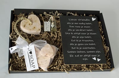 Brievenbus cadeau Lieve vriendin wild roses - cadeau vriendschap - cadeau vriendin - tekstbord - zeep