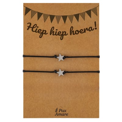 Vriendschapsarmbandjes voor 2 "Hiep Hiep Hoera" - Sterretjes - BFF Armbandjes met Verjaardags Cadeau Kaartje - Zilverkleurig - Elastisch Verstelbaar - Pax Amare