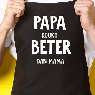 Zwart keukenschort / BBQ-schort met tekst | Papa kookt beter dan mama | Katoen - One size - Verstelbaar - Wasbaar - Cadeau voor hem - Vaderdag - Gratis verzending - Cadeau voor Kerst & sinterklaas | Incl. 2 jaar garantie