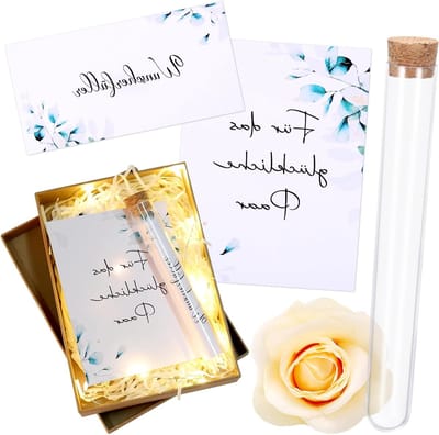 Unieke huwelijksgeschenken voor het bruidspaar, inclusief plastic testbuis, lichtsnoer, raffia, wenskaart en champagnebloem decoratie