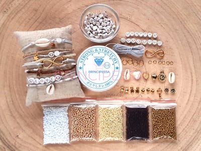 Zelf sieraden maken kralen pakket - Armbandjes - 2mm kraal met letterkralen, connector en gekleurd elastiek - Goud, mat oker, bruin, ivoor - DIY