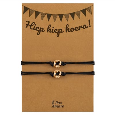 Vriendschapsarmbandjes voor 2 "Hiep Hiep Hoera" - Knoopjes - BFF Armbandjes met Verjaardags Cadeau Kaartje - Goudkleurig - Elastisch Verstelbaar - Pax Amare