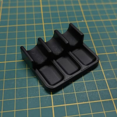 Un Porte-Brosses en Plastique avec une Surface Polie Facile à Nettoyer, Portable et Gain de Place. Convient pour l'aquarelle, l'huile noir