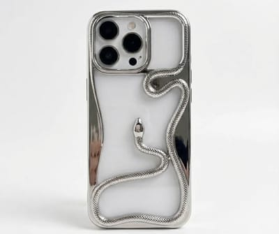 Zilverkleurig transparant telefoon hoesje geschikt voor iPhone 16 Pro Max – backcover met 3D slang detail, zacht TPU softcase met verhoogde rand en elektroplating afwerking