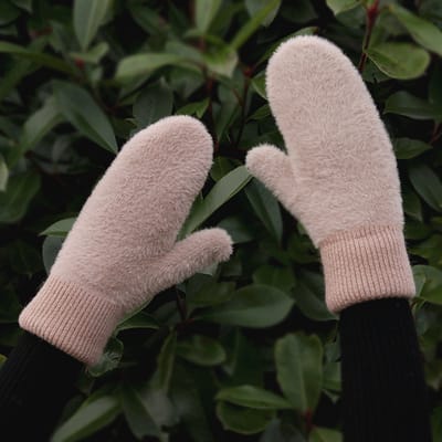 Taupe fluffy dameswanten - faux fur wanten voor dames - taupe handschoenen met gebreid boord -herfst en winter - STUDIO Ivana