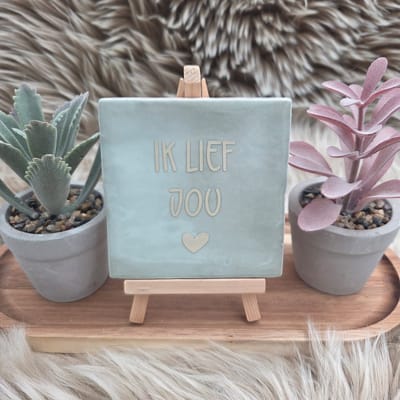 Robuust Wenstegeltje – Ik lief jou – Hip trendy tegeltje – 10x10 cm – Uniek Cadeau voor Vriendin, Juf, Tante, Zus of Collega – Valentijn – Vriendschap – Zomaar – Trendy nu – Decoratief Tegeltje met Standaard – Cadeau Idee