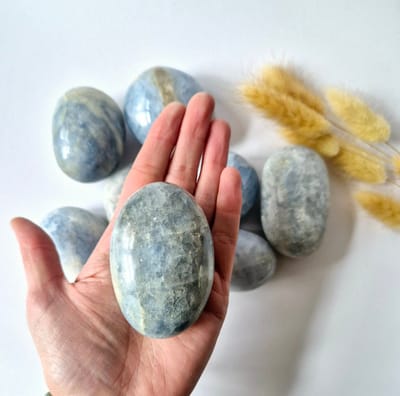 Edelsteen Celestien Palmsteen (6-8 cm) – Engelachtige Rust & Spirituele Connectie Handsteen worrystone zorgensteen