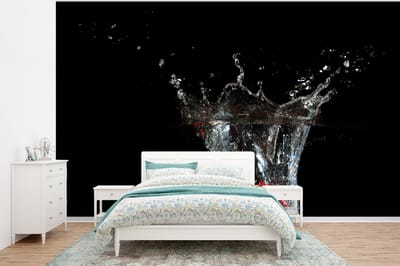Behang - Fotobehang Aardbeien - Fruit - Water - Zwart - Rood - Breedte 320 cm x hoogte 240 cm