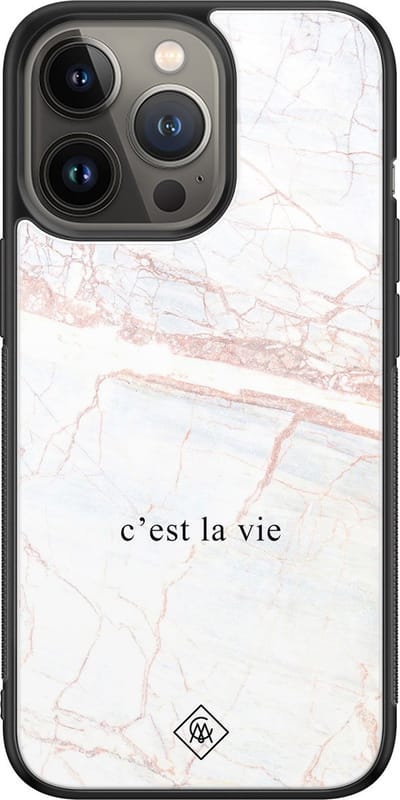 Casimoda® hoesje - Geschikt voor iPhone 13 Pro - C'est La Vie - Luxe Hard Case Zwart - Backcover telefoonhoesje - Bruin/beige
