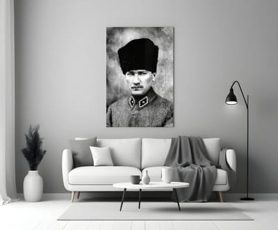 Glasschilderij - Mustafa Kemal Ataturk - Historisch Portret – Leider in Zwart-Wit – Tijdloze Klassieke Wanddecoratie - 90x60 cm