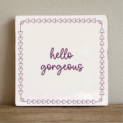 Hello Gorgeous Inspirerende Tekst Decoratieve Tegel – Leuke & Positieve Wanddecoratie – 15 x 15 cm