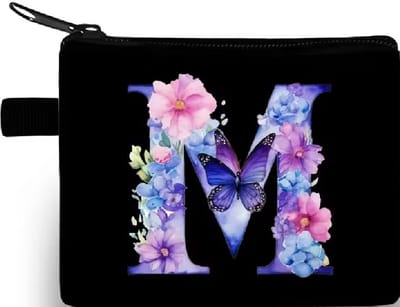 Gemakkelijk om erbij te hebben, dit handige rits portemonneetje 10x14cm. Een bijzondere afbeelding van een letter M die onder de bloemen zit verstopt. Erg leuk om voor jezelf te kopen of om cadeau te geven. Ook leuk bij Sinterklaas, Kerst of vakantie