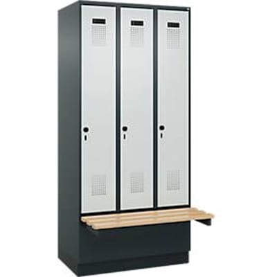 C+P Evolo Plus garderobekast, 3 vakken van elk 300 mm breed, sokkel, zwevende bank, B 900 x D 815 x H 1950 mm, draaislot, antracietgrijs/lichtgrijs
