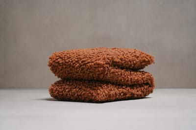 Loeiwarm Rosa - Pittenzak - Pittenkussen - Kersenpitkussen - Pittenzak magnetron - 60 x 15 cm - Teddy stof - Kersenpitten - Wasbare hoes - Bruin