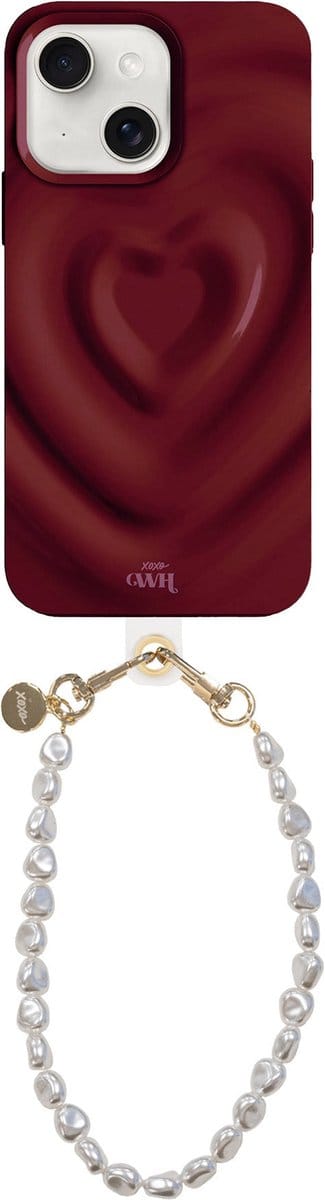 xoxo Wildhearts Biggest Love Burgundy Cord Case - Geschikt voor iPhone 13 - Hoesje met koord - Kwalitatieve backcover - Telefoonhoesje met hartjes patroon - Hartenpatroon - met camerabumper - Parelketting - Burgundy - Rood - Donkerrood