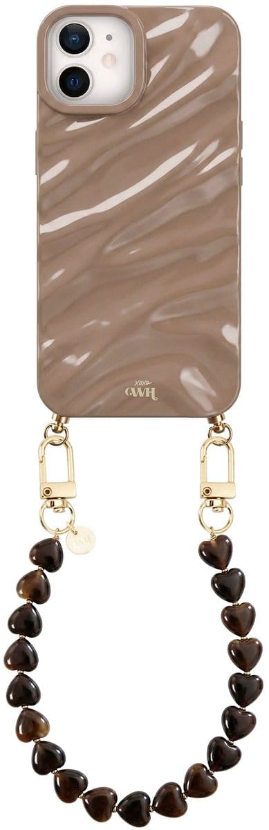 xoxo Wildhearts Taupe Glaze telefoonhoesje met koord - geschikt voor iPhone 11 - Sweetheart Brown - Dream hoesje met telefoonkoord - Glimmende silicone case met plooien - Korte hartjes ketting met gouden details - Beige