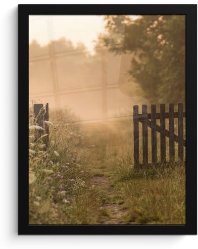 Poster in lijst - Fotolijst 30x40 cm - Posters - Hek - Natuur - Mist - Veld - Posterlijst zwart - Decoratie - Wanddecoratie woonkamer - Muurdecoratie slaapkamer