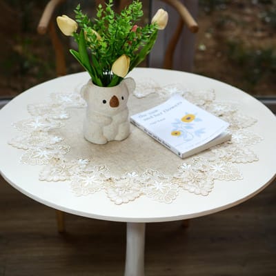 Dailygoods- Tafelkleed Licht Kaki - Rond 60 x 60 cm - Linnen met Kanten Rand - Afwasbaar - Duurzaam - Elegant Design - Tafelbedekking