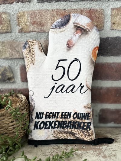Creaties van Hier - Ovenhandschoen met de tekst 50 jaar - Sarah - Abraham