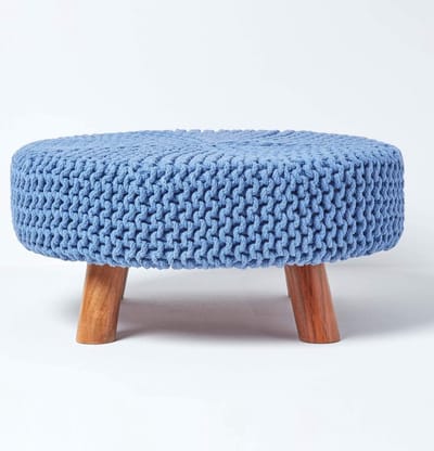 Homescapes Grote gebreide kruk met houten poten, 62 x 62 x 30 cm, blauw