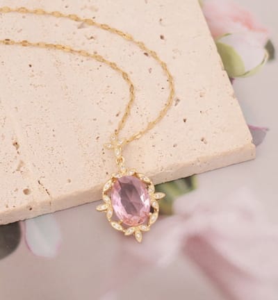 Ketting met roze steen | goud gekleurd