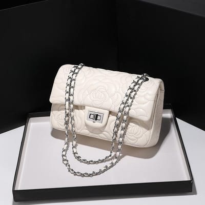 Koreaanse Dames Tas met Cameliaprint  Nieuwe Small Fragrance Stijl Diamantborduurwerk Tas  Dames Crossbody Tas met Ketting en Eén Schouder white