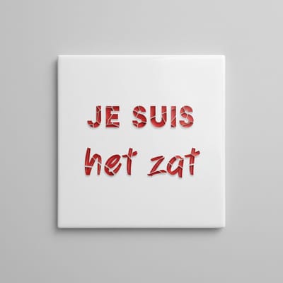 Grappige Quote Keramische Tegel “Je Suis Het Zat” – Stoere Rode Typografie Statement Decoratie – Decoratieve Tegel 15 × 15 cm