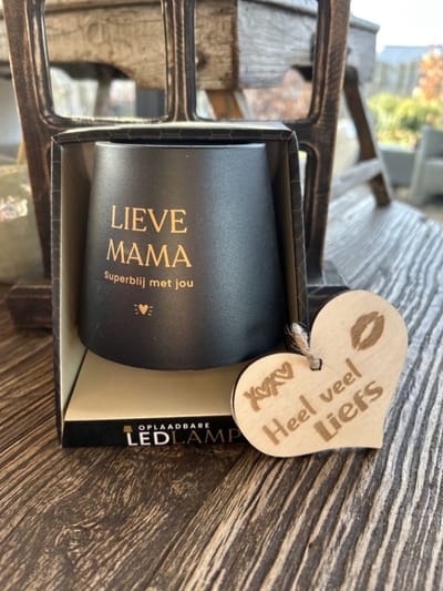 Creaties van Hier – Oplaadbare Led Tafellamp Lieve mama met houten hartje – 13,5 cm – mat zwart met goude bedrukking