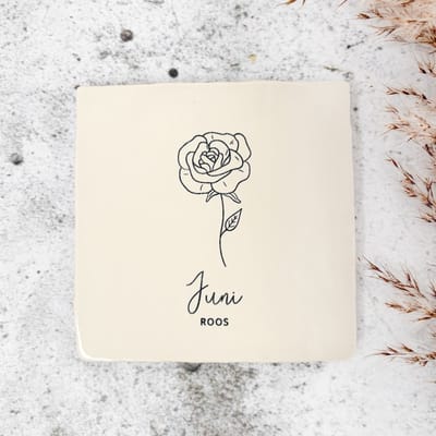 Fien & Feau - Geboortebloem - Tegel - Juni - 10x10cm - Keramiek - Beige - Roos - Kraamcadeau - verjaardagscadeau