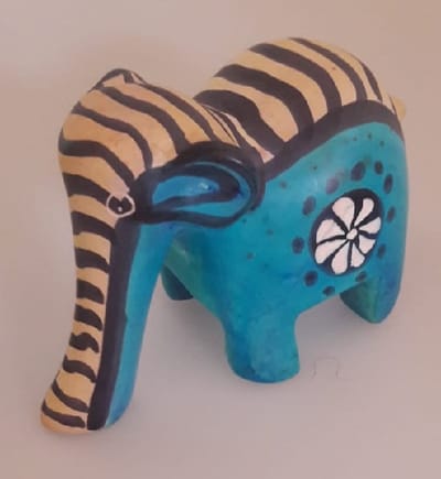 Nog meer sfeer in uw woonomgeving met deze prachtig handgemaakte olifant! Een bijzondere olifant gemaakt van speksteen, een zachte natuursteen. Vind een gezellig plekje in je huis, serre/tuinkamer of in de werkkamer. Voor uzelf of Bestel Een Kado