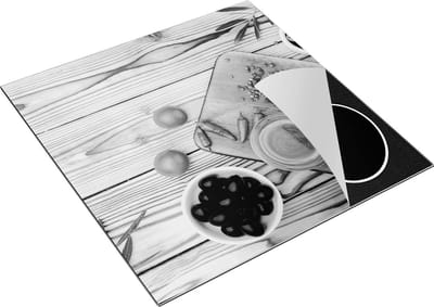 Chefcare Inductie Beschermer Olijven met Kruiden op een Houten Tafel - Zwart Wit - 78x78 cm - Afdekplaat Inductie - Kookplaat Beschermer - Inductie Mat