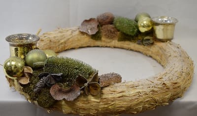 ZoeZo Design - Krans - 100% natuurlijke materialen - riet - Ø 40 cm - ligkrans - kerstkrans - tafelkrans - met 2 waxinelichtjeshouders - groen - bruin - goud - kerststukje