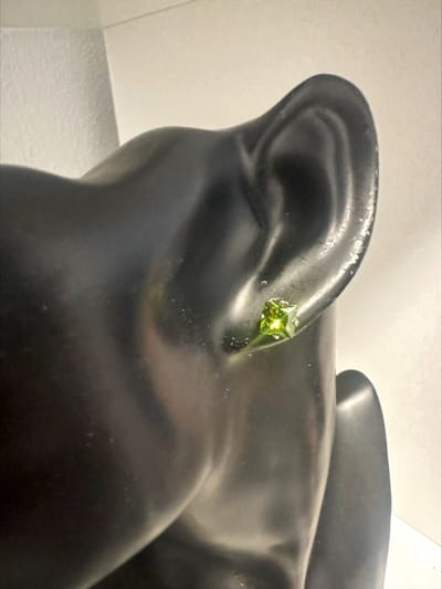 Groene glazen zirkonia oorknoppen 0.8 cm doorsnee | Make up | Parfum | Moederdag | Verjaardagscadeau| Cadeautje| Valentijnsdag| Kado | sieraden | vaderdag | oorbellen | oorsieraden