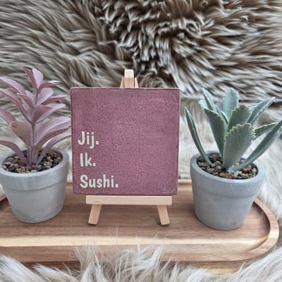 Robuust wenstegeltje “Jij. Ik. Sushi.” – Grappig Liefde Cadeau – Woondecoratie – Relatie Cadeautje – Vriendschap – Trendy nu – Valentijn – Decoratief Tegeltje met Standaard – Cadeau Idee