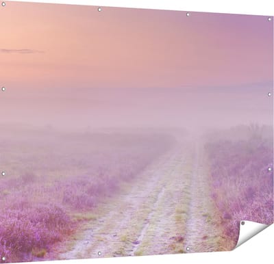 Gards Tuinposter Pad in de Weide tijdens de Mist - 150x120 cm - Tuindoek - Tuindecoratie - Wanddecoratie buiten - Tuinschilderij