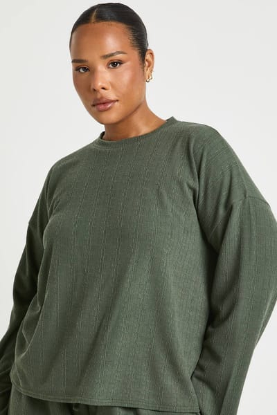 boohoo Dames Plus T-shirt met lange mouwen & broek met wijde pijpen co-ord | Kaki | Maat: 52