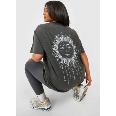 boohoo Dames Plus Oversized Overdye Celestial Back Print T-shirt | Charcoal | Maat: 16