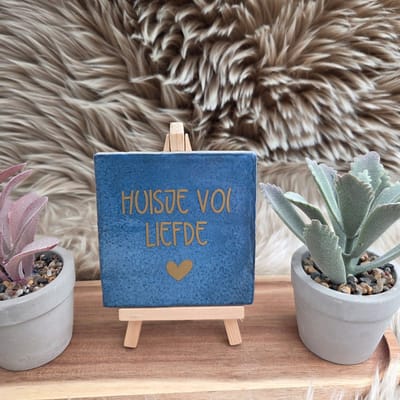 Robuust Wenstegeltje – Huisje vol Liefde – 10x10 cm – Luxe Wanddecoratie– Cadeau voor Nieuw Huis, Samenwonen, Vrienden, Vriendin, Jezelf, Gezin of Zomaar – Trendy nu – Decoratief Tegeltje met Standaard – Cadeau Ideenu
